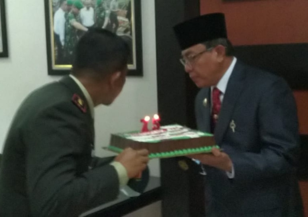 Bupati Wardan Beri Suprise dan Ucapkan Selamat HUT TNI ke-75 kepada Dandim 0314/Inhil beserta Jajara