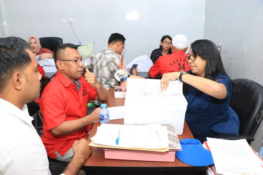 Penyidik Polda Maluku Serahkan 3 Tersangka Kasus Diskes ke Jaksa Kejari Buru