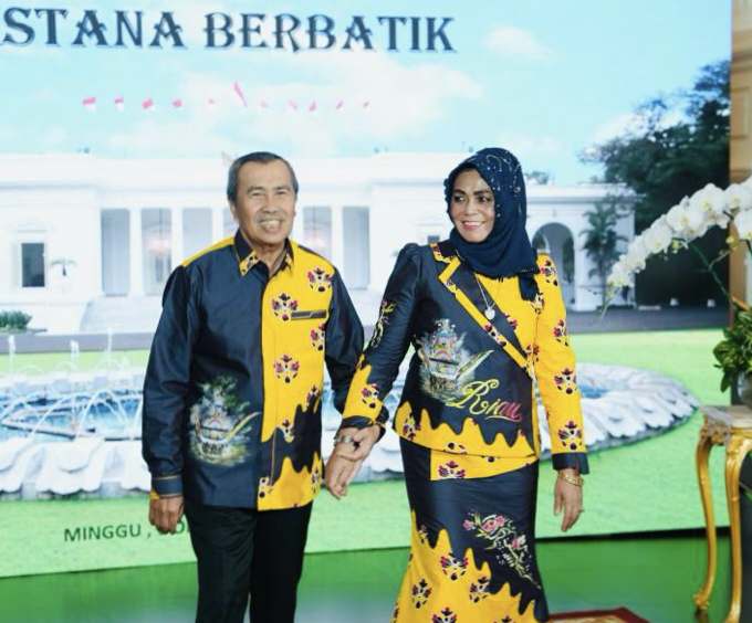 Hadiri Istana Berbatik, Syamsuar dan Istri Promosi Batik Riau