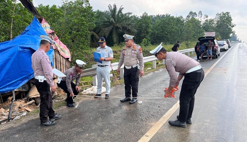 Belasan Penumpang Luka-luka, Bus Aero Tabrak Truk Tronton  di Jalan Tol Pekanbaru-Dumai