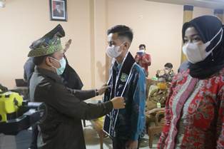 Wabup Husni Memasang Selempang Tanda Dimulainya Pembekalan Finalis Bujang & Dara 2021