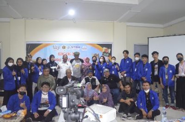 Mahasiswa STBA Persada Bunda Bacakan Puisi Karya Penyair Internasional di PWI Riau