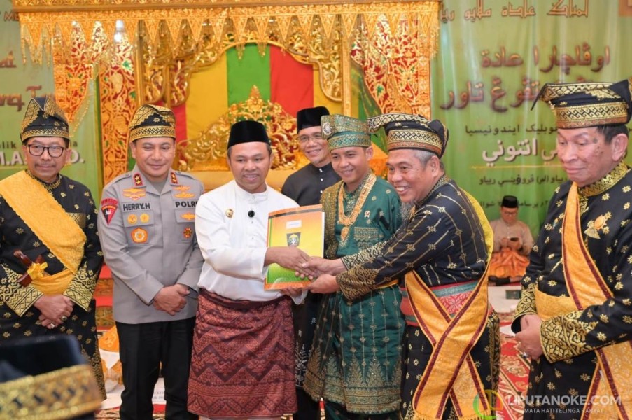 Sambut Menteri Raja Juli dengan Tepuk Tepung Tawar, Gubri Wahid Tegaskan Identitas Riau sebagai Rumah Rumpun Melayu