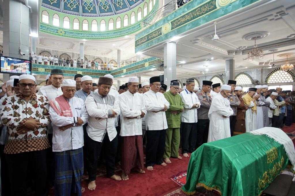Diikuti Bupati Inhil dan Ribuan Masyarakat, Shalat Jenazah KH Abdul Muis Kurnain di Masjid Agung Al Huda Tembilahan