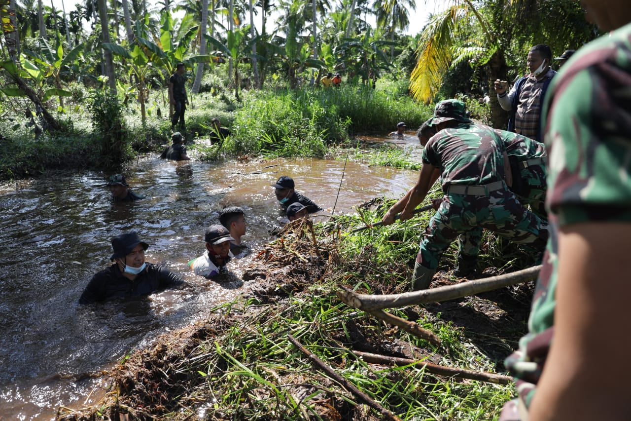 Ajak Masyarakat Tingkatkan Semangat Goro, Ketua DPRD Inhil Terjun Langsung Bersihkan Saluran Air
