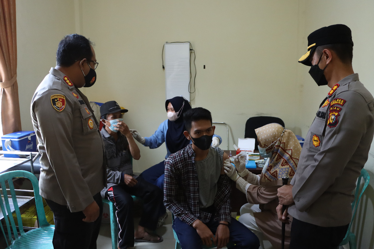 Diresnarkoba Riau dan Kapolres Inhil Pantau Vaksinasi Dosis II di Ponpes Al-Baaqiyatussa'adiyah