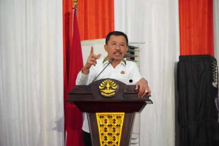 Kajati Riau Supardi Kupas Korupsi dan Moral di Wisuda Program Pascasarjana UNRI