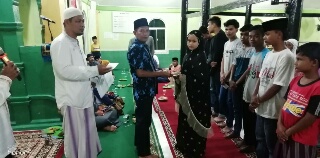 Pengurus Masjid Usang Raudhatul Jannah Koto Sentajo Santuni Anak Yatim-Piatu 