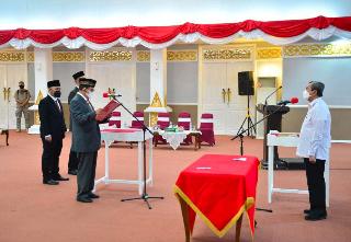 Gubri Syamsuar Lantik KI Riau Periode 2021-2025