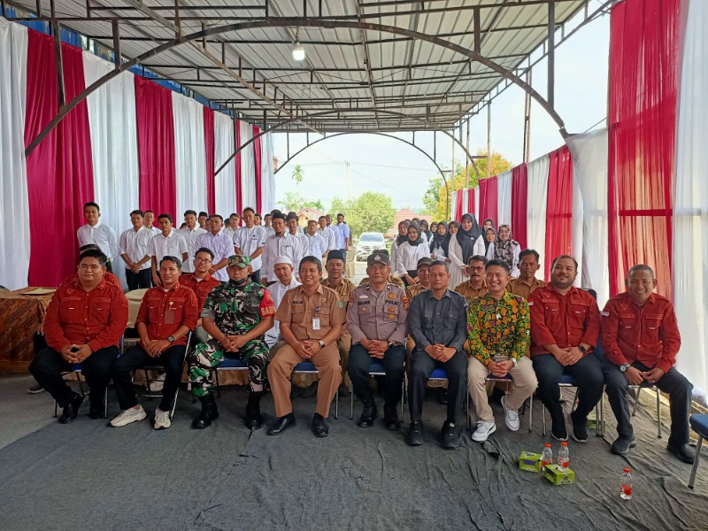 Polsek Kunto Darussalam Berikan Arahan Pilkada Damai kepada Pengawas TPS