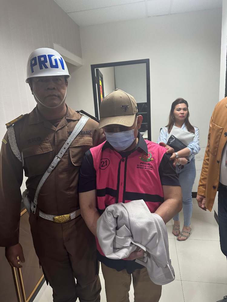 Mantan Bupati Kotawaringin Barat Ditahan Kejaksaan, Ini Kasus yang Menyeretnya Ke Tahanan