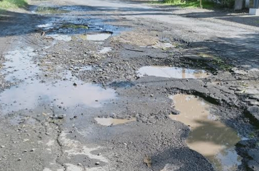 Jalan Soekarno-Hatta Pekanbaru Dilaporkan Berlubang, PUPR Riau Gercep Turun Pasang Rompi Orange