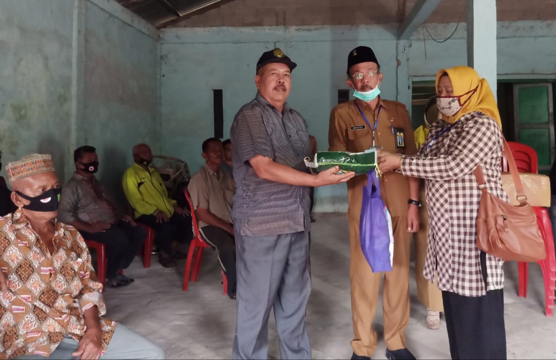 Datangi Lokasi Longsor di Seberang Tembilahan, Yayasan Vioni Bersaudara Serahkan Bantuan Sembako