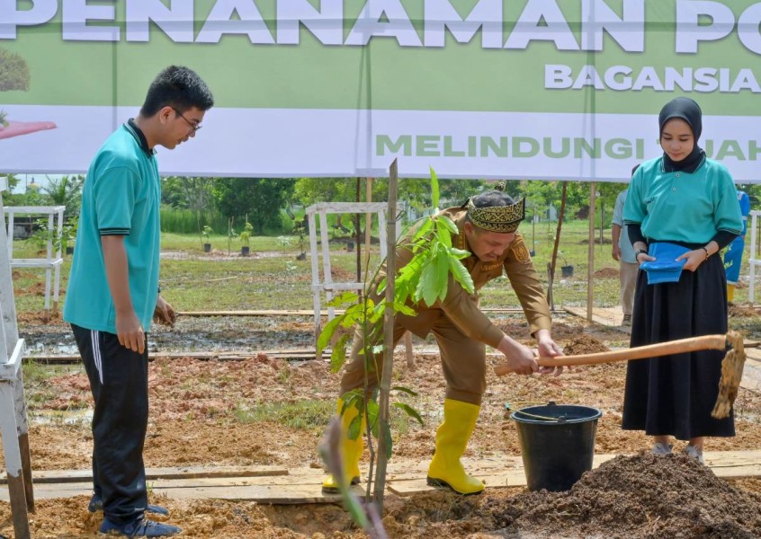 Perkuat Komitmen Jaga Lingkungan, Gubri-Kapolda Riau Lakukan Penanaman Pohon di Rohil