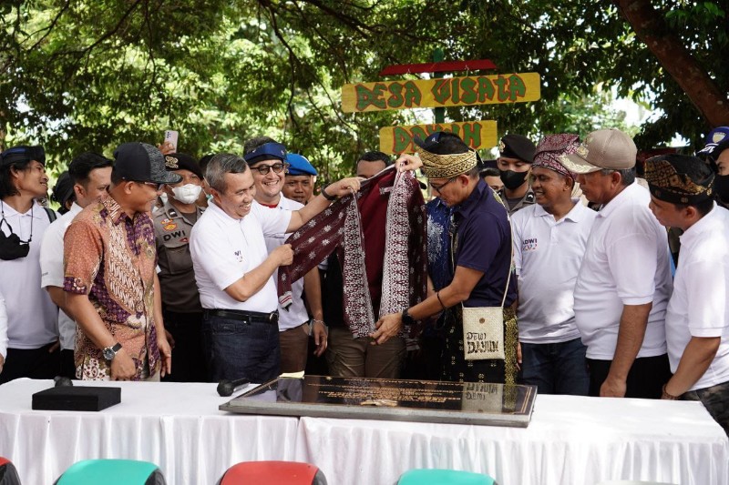 Kunker Ke Siak, Gubri Dampingi Menparekraf Keliling Desa Wisata Dayun