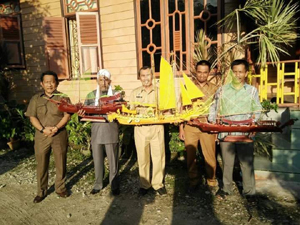 Bupati Siak Kunjungi Perajin Miniatur Kapal Lancang Kuning