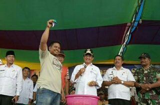 Petani Asal Reteh Dapat Sepeda Motor Dari Bupati Wardan