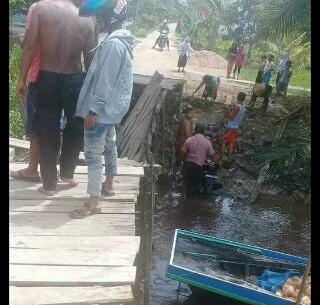 Alamak, Jembatan Parit 6 Inhil Ambruk, Pengendara Berjatuhan ke Parit