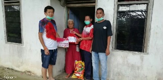 Persatuan Tionghoa Kuansing Salurkan Sembako Untuk Warga Jompo Koto Sentajo