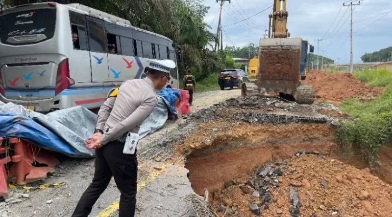 Sempat Amblas, Ruas Jalan Riau Sumbar KM 106-107 Kembali Dibuka Dua Arah