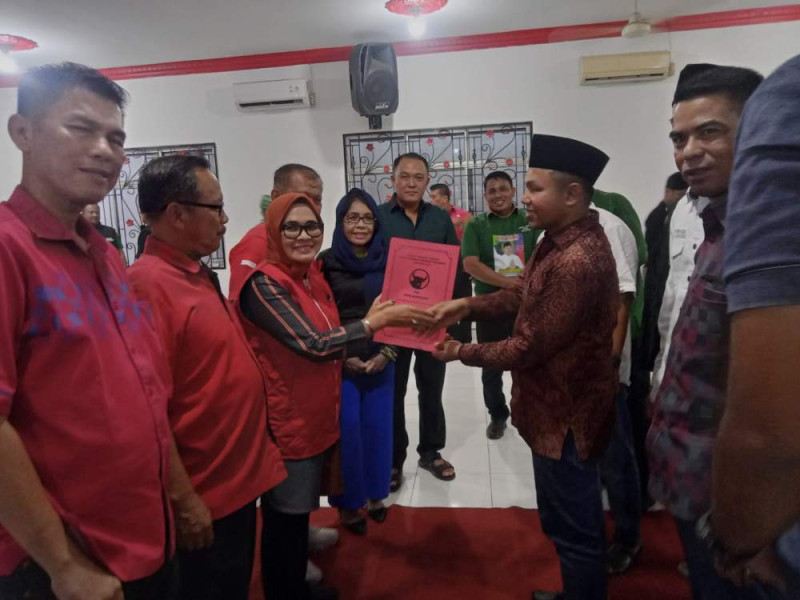 Meski Diguyur Hujan, Abdul Wahid Serahkan Formulir Pendaftaran Calon Gubernur Riau