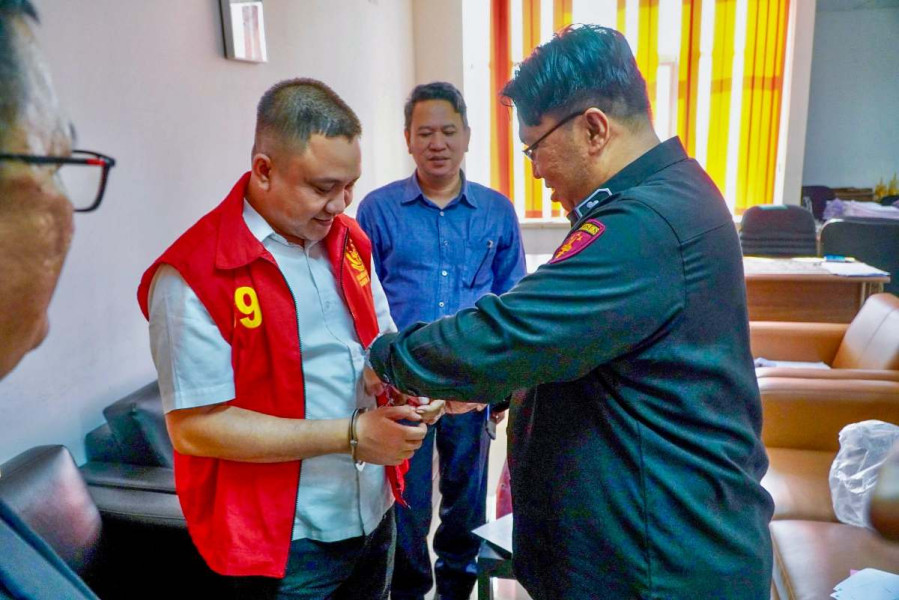 Penyidik Kejati Sumsel Serahkan Tersangka dan Barang Bukti Kasus Internet Desa ke JPU