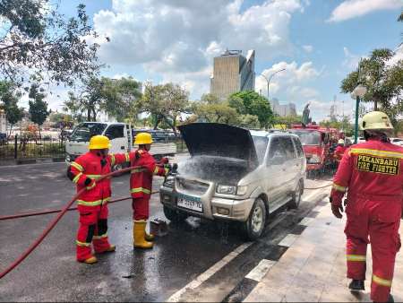 Diduga Korslet, Mobil Chevrolet Terbakar di Jalan Sudirman Pekanbaru