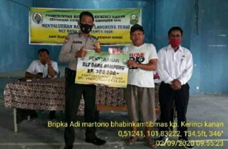 Bripka Adhi Martono Dampingi Bantuan Langsung Tunai Dana Desa Kampung Kerinci Kanan