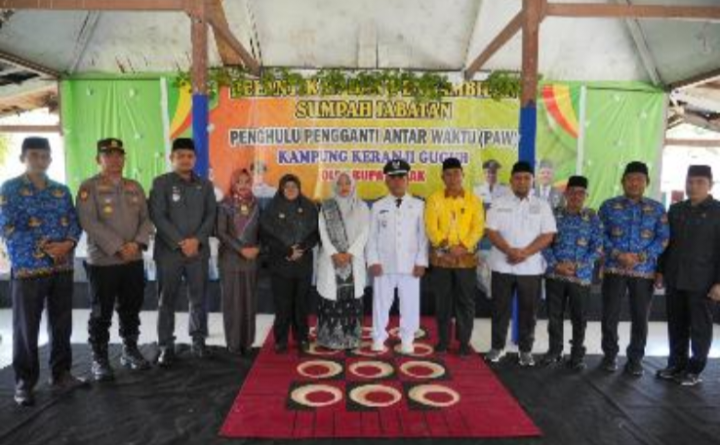 Bupati Siak Lantik Makrus Jadi Penghulu Keranji Guguh, Ajak Warga Gotong Royong Benahi Balai Kampung