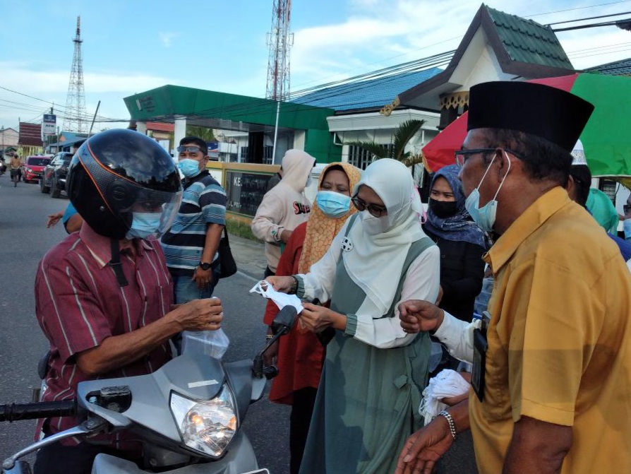 Kajari Inhil dan YVB Bagi-bagi Ratusan Takjil dan Masker untuk Masyarakat