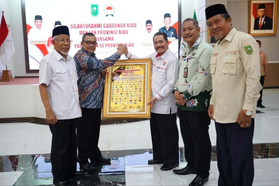 Paguyuban se-Riau Beri Penghargaan Untuk Gubri Edy Natar
