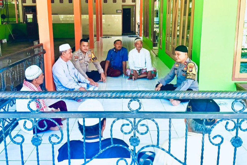 Sambangi Desa Kumain, Polsek Tandun Sampaikan Pesan Pilkada Damai kepada Para Tokoh