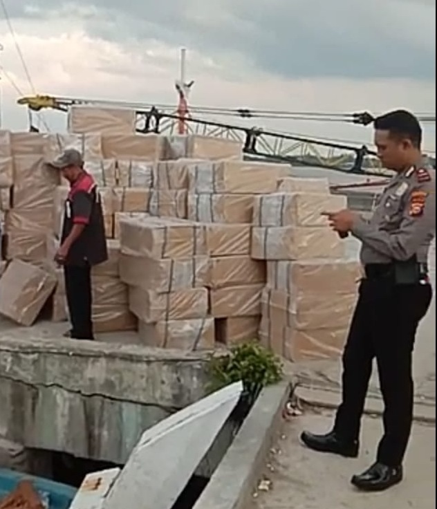 Ratusan Dus Rokok Ilegal Diamankan Polisi di Perairan Pulau Kijang