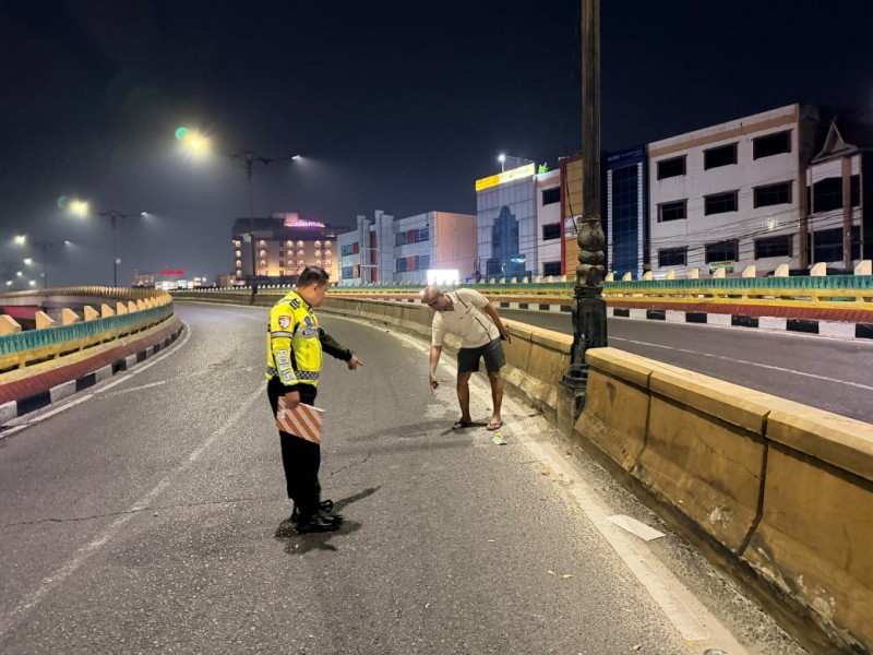 Hilang Kendali di Tikungan, Pemuda 18 Tahun Tewas Tabrak Median Jalan Sudirman