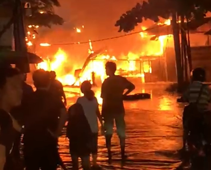 Si Jago Merah Mengamuk Saat Hujan, Sejumlah Bangunan di Jalan Cipta Karya Rata dengan Tanah