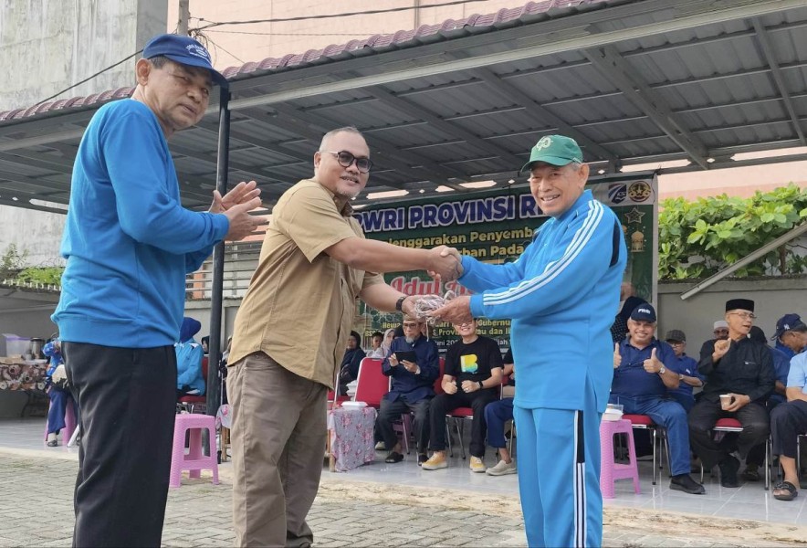 Gubernur Riau Abdul Wahid Serahkan Hewan Qurban ke PWRI Provinsi Riau