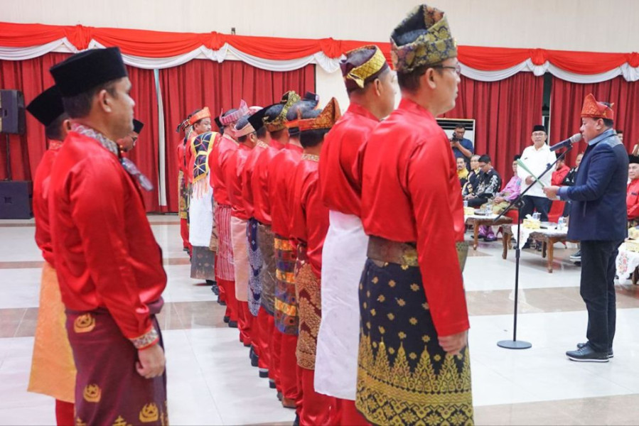 Dihadiri PJ Gubri dan Kajati Riau Bupati Kuansing Kukuhkan Pengurus IKKS Pekanbaru Periode 2024 - 2029