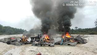 Pelaku PETI Kocar Kacir Kepergok Tim Belalang Hitam, Enam Dompeng Hangus Dibakar