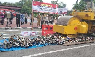 Polres Inhu Musnahkan Ribuan Botol Miras, Petasan, & Knalpot Bronx