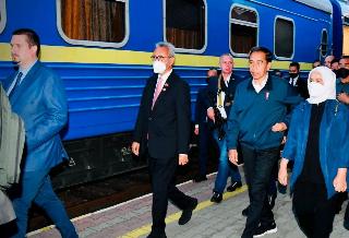 Presiden Jokowi Naik Kereta Luar Biasa Menuju Kyiv 