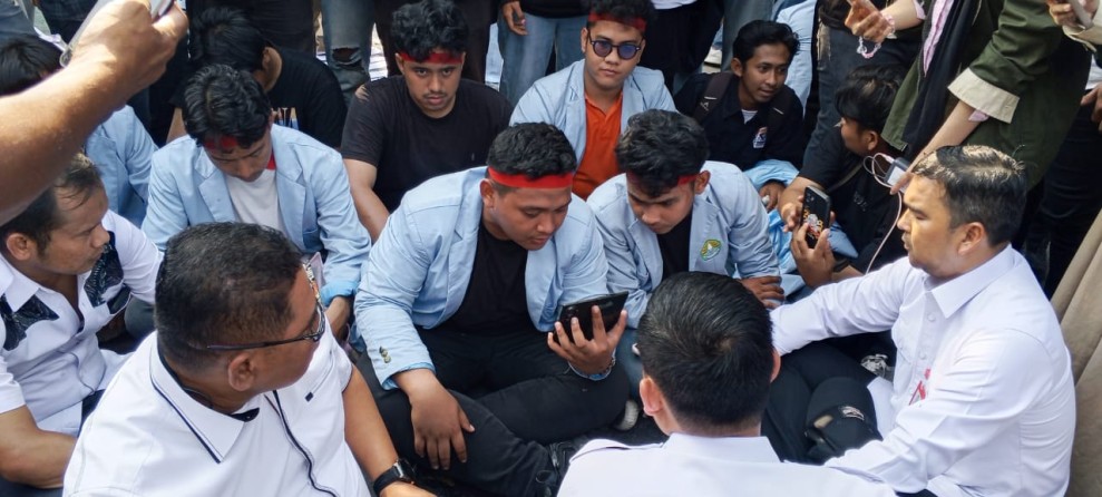 Usai Video Call dengan Plt Gubri, Ratusan Mahasiswa Unri Bubarkan Diri