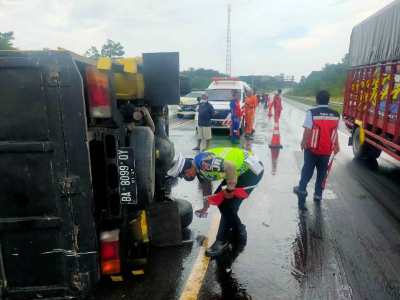 Jalan Licin Truk Oleng Dihantam Minibus di Tol Permai