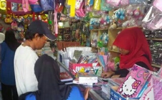 Jelang Sekolah, Toko Buku di Kota Teluk Kuantan Diserbu Pembeli