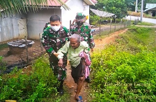 Personil Koramil Cerenti Salurkan Bantuan Kepada Nenek yang Hidup Sebatang Kara