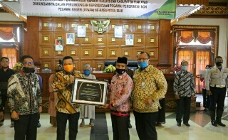 Jadikan Mitra Strategis, BPJS Serahkan Santunan JHT, JKM, untuk Honorer di Siak 
