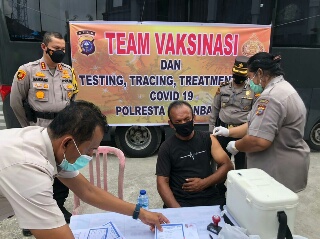 Masyarakat Sambut Baik Petugas Polresta Langsung Datangi Warga untuk Divaksin 