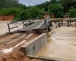 Sungai Meluap, Jembatan Desa Pejangki Inhu Rubuh dan Hanyut