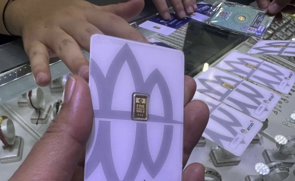 Anjlok Tipis! Harga Emas Antam dan Buyback Kompak Turun Hari Ini