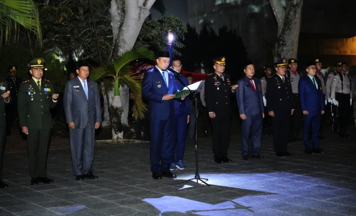Bupati Ade Agus Pimpin Apel Kehormatan dan Renungan Suci di TMP Indra Bhakti Inhu