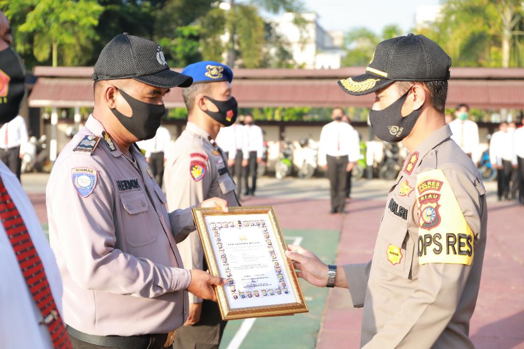 Kapolres Inhil Serahkan Penghargaan bagi 26 Personil Berprestasi
